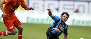 Wieder nichts: Jerome Polenz (links) verliert mit dem 1. FC Union erneut in Paderborn (rechts Gaetano Manno).