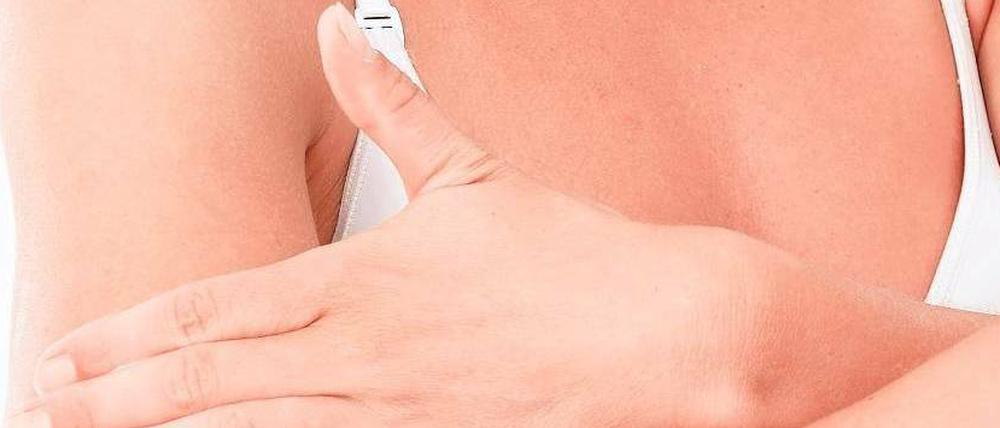 Schutzmantel. Mindestens 12 Stunden sollte eine Lotion wirken. 