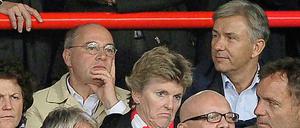 Rot-Rot bei Rot-Weiß gegen Blau-Weiß: Gregor Gysi und Klaus Wowereit auf der Tribüne.