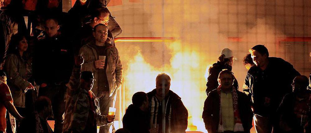 Wenn das Flutlicht nicht reicht: Pyrotechnik im Union-Fanblock.