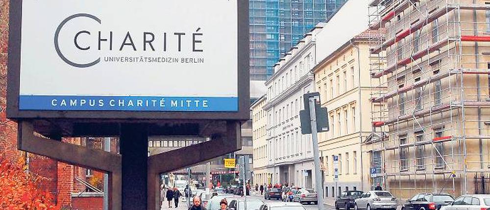 Ungewisse Zukunft. Das Bettenhochhaus der Charité in Mitte müsste aufwendig saniert werden. Deshalb ist auch ein Neubau auf dem historischen Campus in der Diskussion. Foto: Heinrich