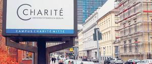 Ungewisse Zukunft. Das Bettenhochhaus der Charité in Mitte müsste aufwendig saniert werden. Deshalb ist auch ein Neubau auf dem historischen Campus in der Diskussion. Foto: Heinrich