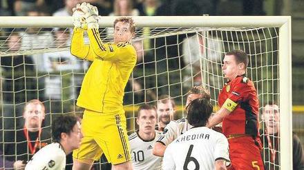 Allein vorm Tor. Miroslav Klose erzielt freistehend den Siegtreffer (oben). Den eigenen Strafraum hielt Torwart Manuel Neuer rein (unten links). Bundestrainer Joachim Löw blieb trotzdem lange skeptisch. Fotos: Fishing4, dpa, AFP