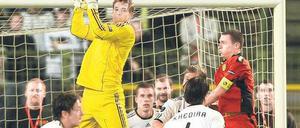Allein vorm Tor. Miroslav Klose erzielt freistehend den Siegtreffer (oben). Den eigenen Strafraum hielt Torwart Manuel Neuer rein (unten links). Bundestrainer Joachim Löw blieb trotzdem lange skeptisch. Fotos: Fishing4, dpa, AFP