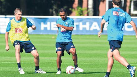 Vertauschte Rollen. Früher musste Waleri Domowtschiski (links) im Training oft das Leibchen der B-Elf tragen. Dieses Los droht nun Raffael (Mitte).