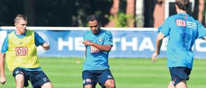 Vertauschte Rollen. Früher musste Waleri Domowtschiski (links) im Training oft das Leibchen der B-Elf tragen. Dieses Los droht nun Raffael (Mitte).