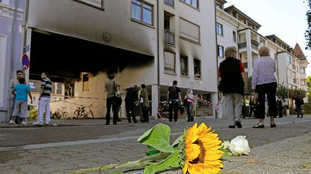Trauernde legten am Montag Blumen vor der Wohnung der Amokläuferin von Lörrach ab.