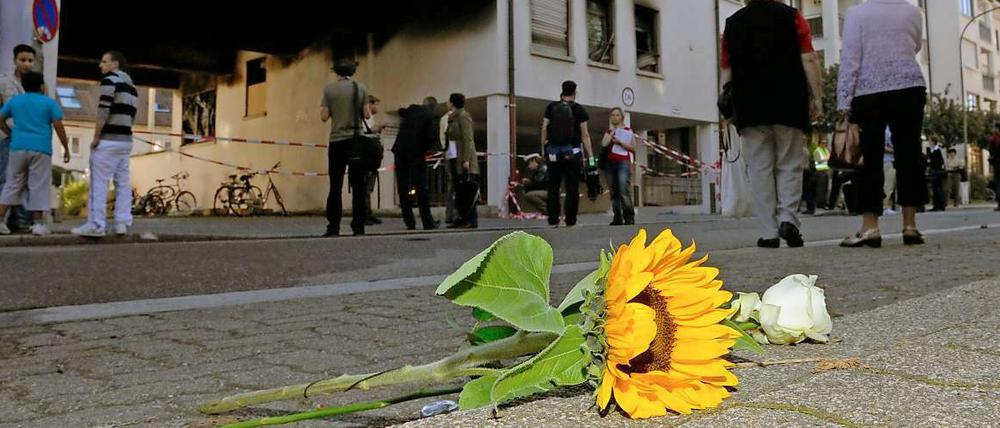 Trauernde legten am Montag Blumen vor der Wohnung der Amokläuferin von Lörrach ab.