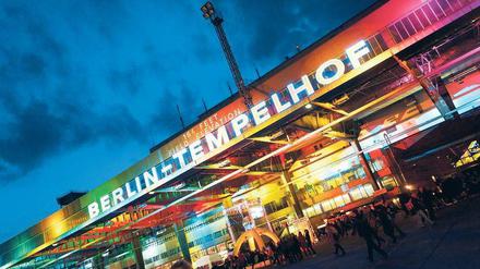 Ende einer Festival-Nacht. Bis in den Morgen feierten tausende Musikfans auf dem Flughafengelände. Den Abbruch verstanden viele nicht, die Sicherheitsleute