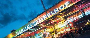 Ende einer Festival-Nacht. Bis in den Morgen feierten tausende Musikfans auf dem Flughafengelände. Den Abbruch verstanden viele nicht, die Sicherheitsleute