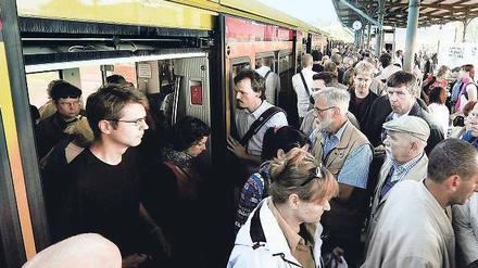 Rappelvoll. Die wenigen Züge, die ab dem 20. Juli noch fuhren, waren meist überfüllt – wie hier am Ostkreuz. Durch die Ferienzeit war der Verkehr insgesamt jedoch auch zurückgegangen. 