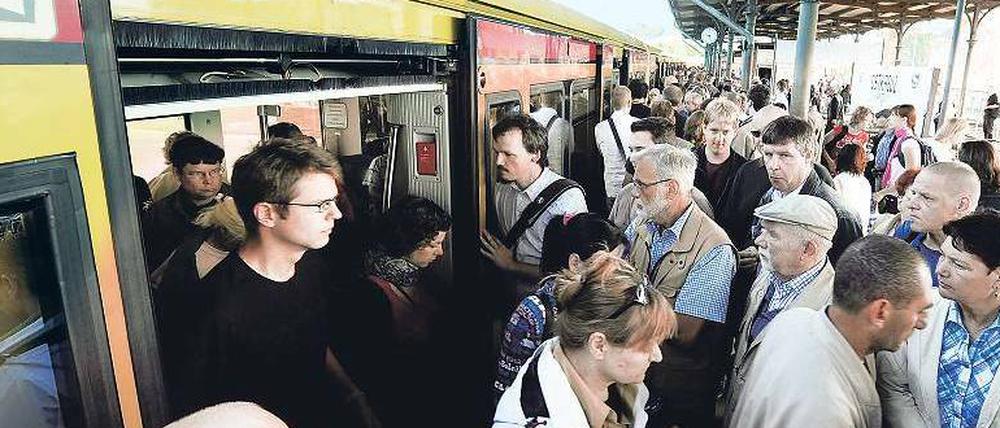 Rappelvoll. Die wenigen Züge, die ab dem 20. Juli noch fuhren, waren meist überfüllt – wie hier am Ostkreuz. Durch die Ferienzeit war der Verkehr insgesamt jedoch auch zurückgegangen. 