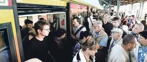Rappelvoll. Die wenigen Züge, die ab dem 20. Juli noch fuhren, waren meist überfüllt – wie hier am Ostkreuz. Durch die Ferienzeit war der Verkehr insgesamt jedoch auch zurückgegangen. 