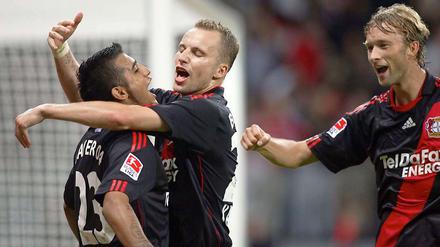 Kaum dabei, schon gewonnen. Leverkusen gewinnt dank des späten Treffers von Vidal (l.) Rolfes (r.) war auch wieder mit dabei und freut sich mit dem Toschützen und Kadlec (Mitte).