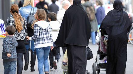 Verschleierte Frauen auf der Karl-Marx-Straße in Neukölln.