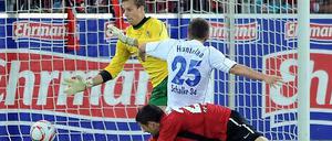 Tore sind die beste Medizin: Klaas-Jan Huntelaar trifft in der 87. Minute zum 2:1-Endstand gegen Freiburg.