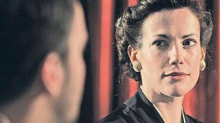 Wissen, worauf man sich einlässt. Rosel Staudte (Bettina Zimmermann) in einer Gaststätte bei einem Beobachtungseinsatz für die Stasi. Foto: ZDF