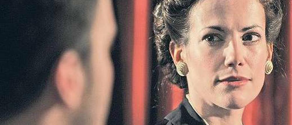 Wissen, worauf man sich einlässt. Rosel Staudte (Bettina Zimmermann) in einer Gaststätte bei einem Beobachtungseinsatz für die Stasi. Foto: ZDF