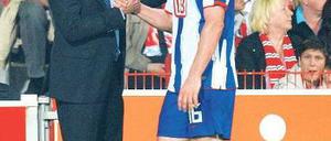 Wechseln ohne Verlust. Auch in Cottbus holte Herthas Trainer Babbel seinen Torschützen Rob Friend vom Feld, ohne an Qualität zu verlieren. Foto: dpa