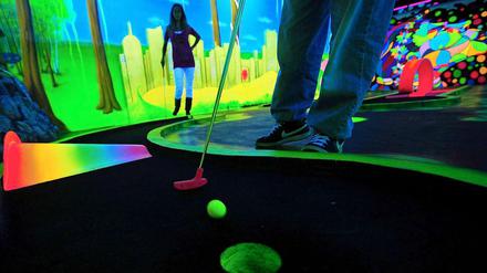 Alles so schön bunt hier: die Schwarzlicht-Minigolfanlage in Kreuzberg.