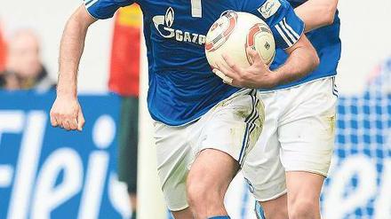 Diese Investitionen rentieren sich. Raul (links) und Klaas-Jan Huntelaar trafen erstmals beide für Schalke. Foto: dpa