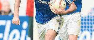 Diese Investitionen rentieren sich. Raul (links) und Klaas-Jan Huntelaar trafen erstmals beide für Schalke. Foto: dpa
