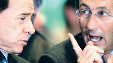 Zeigen, wo’s langgeht. Gianfranco Fini (rechts), Mitgründer der Regierungspartei und langjähriger Kronprinz von Premier Silvio Berlusconi (links), wollte den Chef nicht mehr bedingungslos unterstützen. Der warf ihn aus der Partei. 