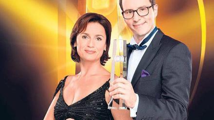 Glanz, Glitzer, Gloria: Sandra Maischberger und Kurt Krömer werden am 9. Oktober die Verleihung des „Deutschen Fernsehpreises“ in Köln moderieren.