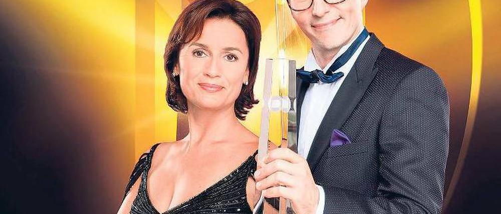 Glanz, Glitzer, Gloria: Sandra Maischberger und Kurt Krömer werden am 9. Oktober die Verleihung des „Deutschen Fernsehpreises“ in Köln moderieren.