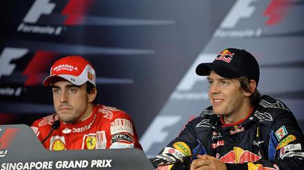 Fernando Alonso (l.) sichert sich die Pole-Position mit knappem Vorsprung vor Sebastian Vettel