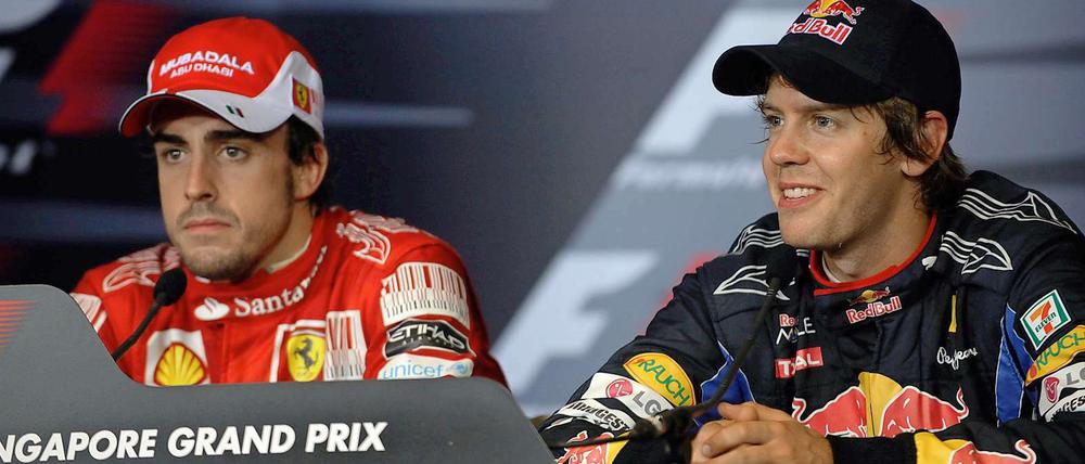 Fernando Alonso (l.) sichert sich die Pole-Position mit knappem Vorsprung vor Sebastian Vettel