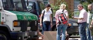 Ermittler vor einem DRK-Klinikum in Berlin-Mitte.