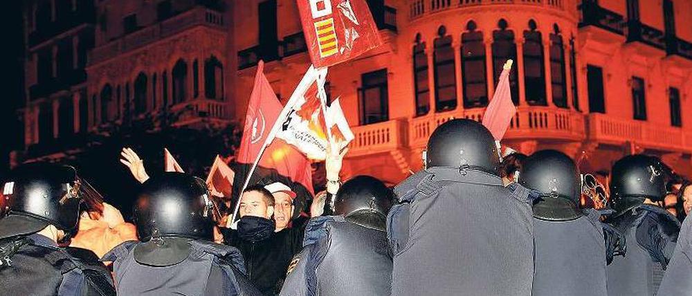 Verhärtete Fronten. Im spanischen Valencia gerieten Polizisten und Streikende am Mittwoch aneinander. Foto: dpa