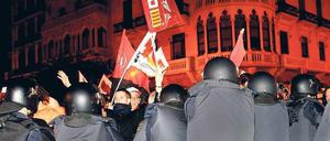 Verhärtete Fronten. Im spanischen Valencia gerieten Polizisten und Streikende am Mittwoch aneinander. Foto: dpa