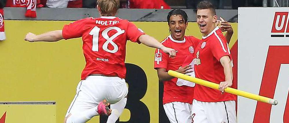 Überflieger: Lewis Holtby und seine Mainzer Kameraden feiern einen weiteren Sieg.