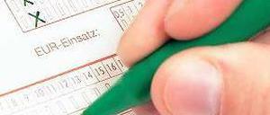 Das Kreuz mit den Wetten. Sie machen den Fußball anfällig für Manipulation. Foto: dpa