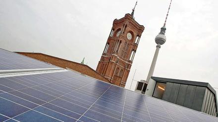 Nicht nur neben, sondern auch auf dem Roten Rathaus gewinnen Solaranlagen Strom.