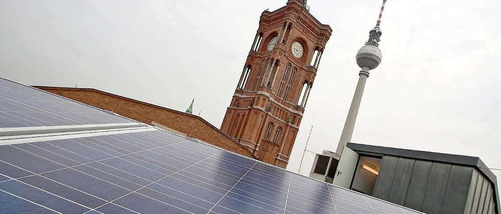 Nicht nur neben, sondern auch auf dem Roten Rathaus gewinnen Solaranlagen Strom.