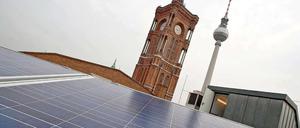 Nicht nur neben, sondern auch auf dem Roten Rathaus gewinnen Solaranlagen Strom.