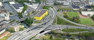 Berlin, deine Autobahn. Im Februar 2014 ging es hier am Dreieck Neukölln so richtig los. Bis dahin endete die Autobahn neben dem gelben Möbelmarkt - in Zukunft soll sie durch den Tunnel gen Treptower Park führen.