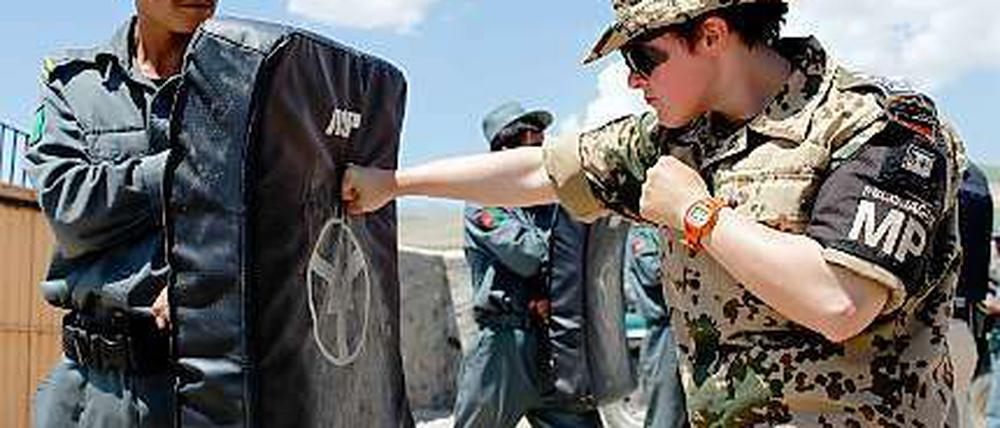 Ein deutscher Ausbilder trainiert einen afghanischen Polizisten.