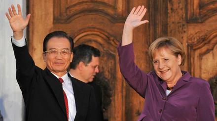 Weit weg von Berliner Demonstranten trafen sich Merkel und Wen auf Schloss Meseberg.