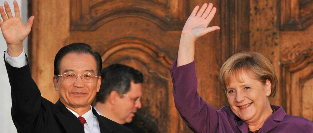 Weit weg von Berliner Demonstranten trafen sich Merkel und Wen auf Schloss Meseberg.
