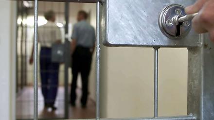 Ob Strafgefangene unter Auflagen aus der Sicherheitsverwahrung entlassen werden dürfen, muss der BGH nun in drei Fällen klären.