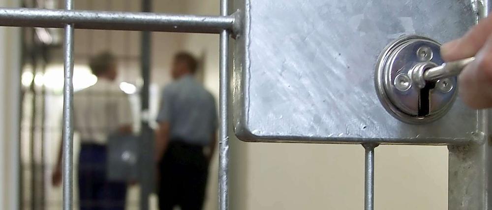 Ob Strafgefangene unter Auflagen aus der Sicherheitsverwahrung entlassen werden dürfen, muss der BGH nun in drei Fällen klären.