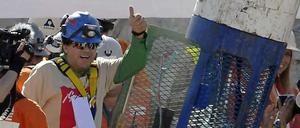 Der chilenische Bergbauarbeiter Samuel Avalos feiert seine Freiheit.