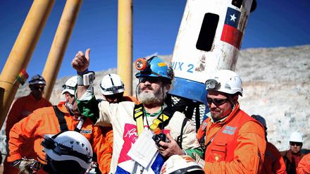 Es sieht ein wenig aus wie bei einer Mondlandung. Jorge Galleguillos kommt als Zehnter wieder ans Tageslicht.