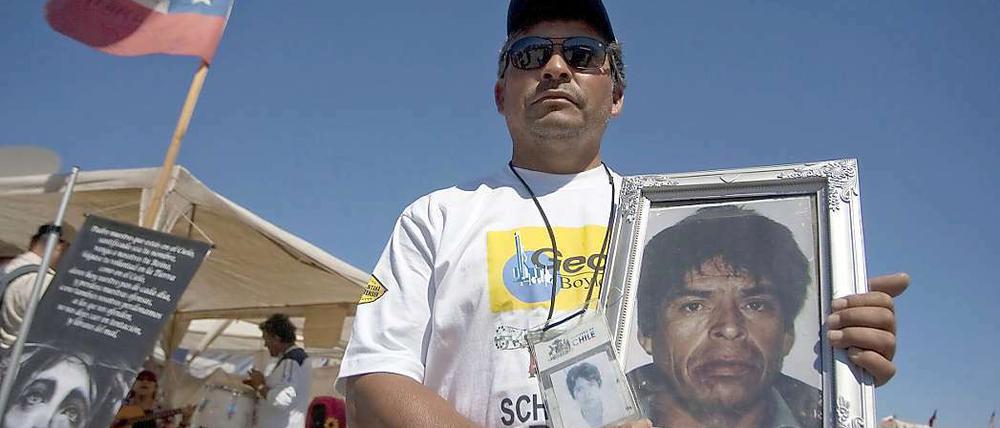 10.10.2010: Noch immer harren Angehörige der verschütteten Minenarbeiter in Chile an der Unglücksstelle aus. Sie wollen die 33 Männer in Empfang nehmen, sobald sie gerettet sind.