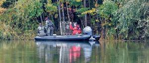 Polizisten bargen die Frauenleiche am Ufer eines Badesees bei Würzburg.