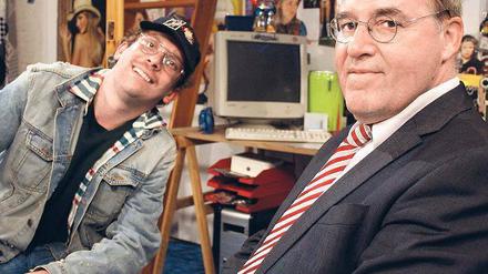 „Wie begrüßen sich Kommunisten?“ Gregor Gysi (rechts) ist einer der ersten Gäste im neuen Fernseh-Talk mit Christian Ulmen alias Uwe Wöllner. Foto: RBB